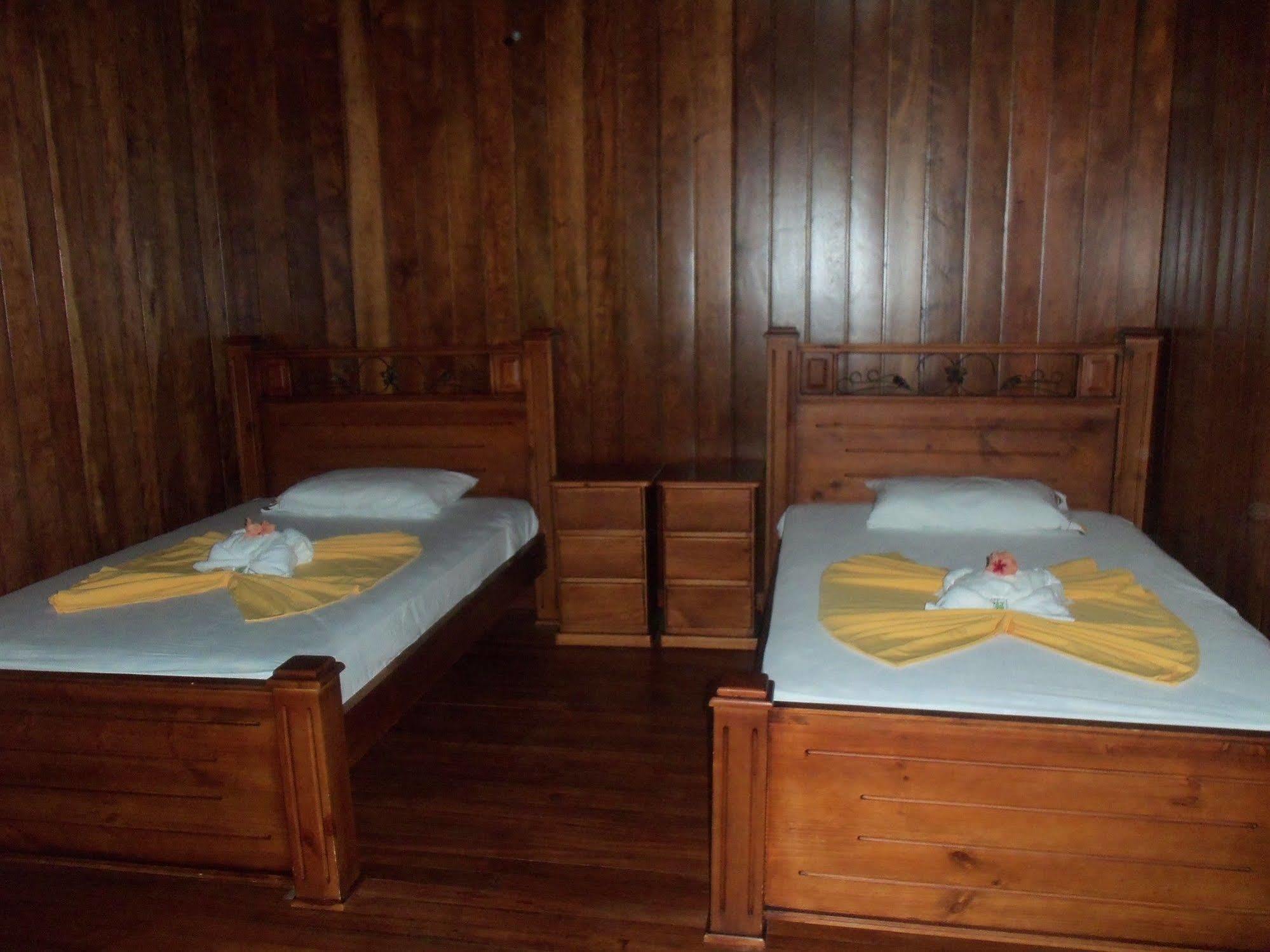 Miss Junies Lodge Tortuguero Bagian luar foto