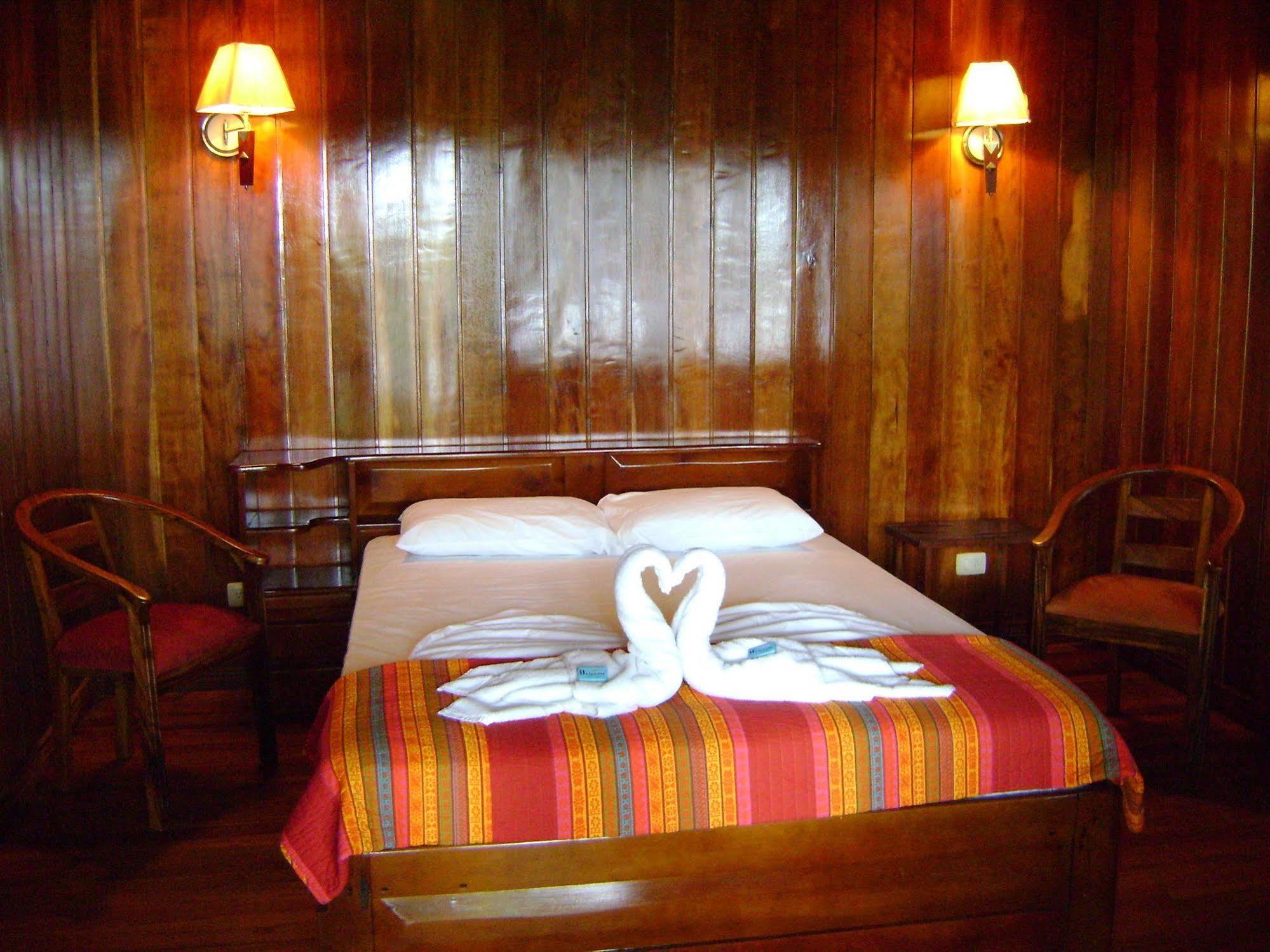 Miss Junies Lodge Tortuguero Bagian luar foto